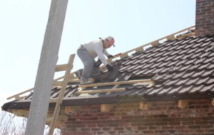 Детальніше про статтю Монтаж композитної черепиці: особливості та етапи проведення