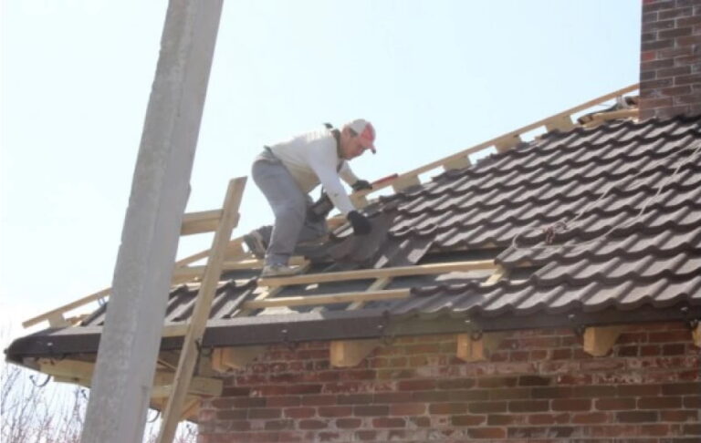 Монтаж композитної черепиці: особливості та етапи проведення