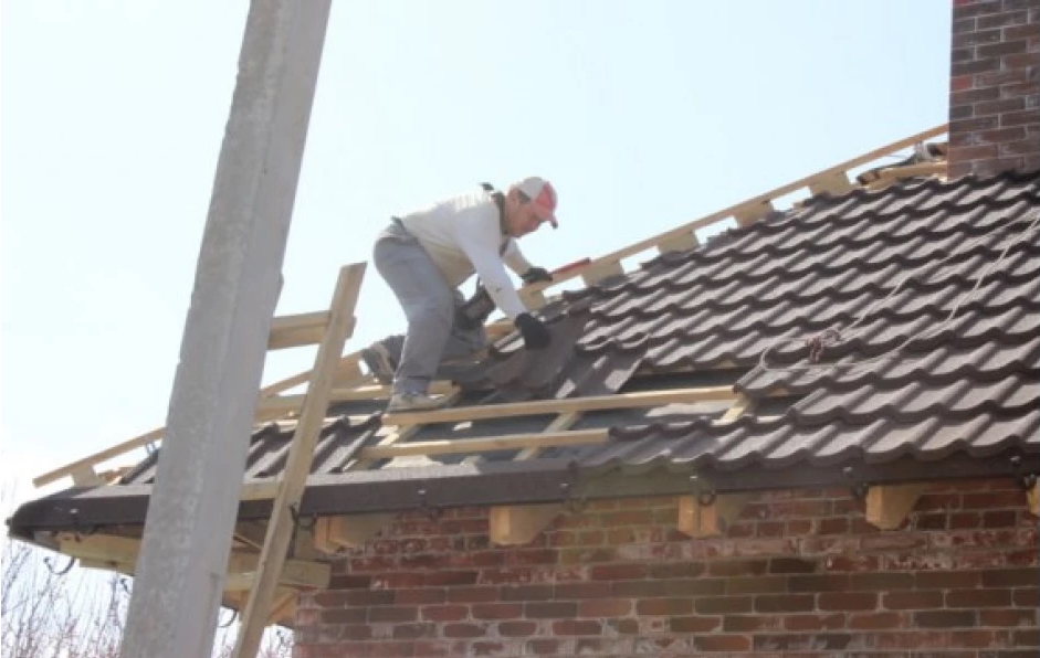 Детальніше про статтю Монтаж композитної черепиці: особливості та етапи проведення